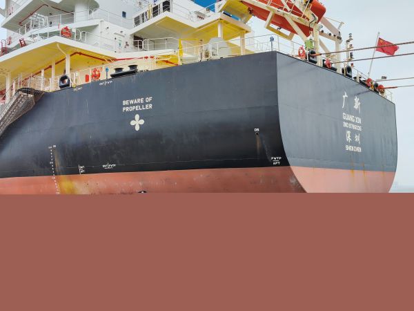 图为执勤三队民警在洋浦港开展码头巡查工作.jpg 图为执勤三队民警在洋浦港开展码头巡查工作.jpg