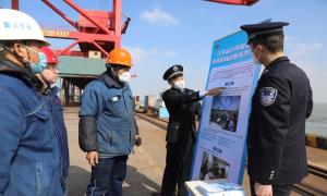 张家港边检民警深入码头开展普法宣传