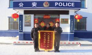民警帮助找回失物 群众感激赠送锦旗
