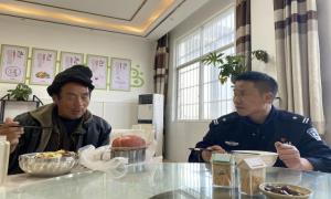 骑行“驴友”流落边境 马关边检民警暖心救助