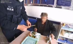 老人走失不知归路 民警暖心助其回家