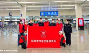警察“蓝”与志愿“红”开启 “护学”的春日行动