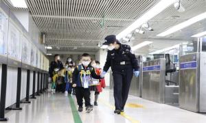 跨境学童全面返港上课 边检民警用心用情护航