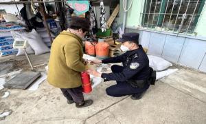 春耕时节备产劳动忙 移民警察筑牢“防火墙”