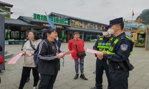 硕龙出入境边防检查站开展“保游客平安，护边境安全”法律法规宣传活动