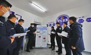 《办法》出台 边检民警上门宣讲