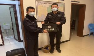 猫头鹰“空降”校园，民警暖心救助