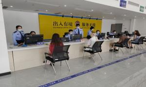 凤凰出入境边防检查站到三亚市出入境管理支队开展口岸签证业务轮训
