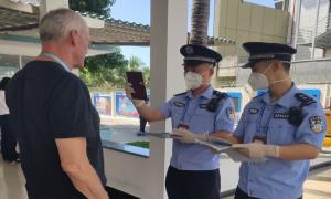 三亚出入境边防检查站顺利完成“乙类乙管”后首批外籍船员换班工作