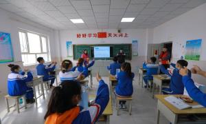 开学第一课：大爱“无声”暖心田