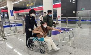 受伤伉俪回深重温结缘之地 边检民警援手护送通关暖心
