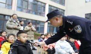 哇！“警察叔叔”真的来啦！如皋边检开展“警幼零距离”主题活动
