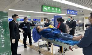 罗湖边检民警温情护航旅客平安路