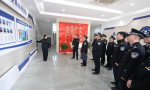 张家港出入境边防检查站参观见学推进法治边检建设