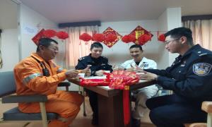 吃汤圆送祝福，边检民警登上货轮与船员共迎元宵佳节