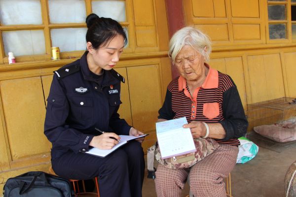 (图3)陈亚工作照.jpg (图3)陈亚工作照.jpg