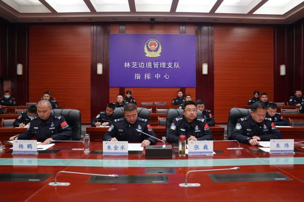 图为支队机关民警收听收看罗布央宗代表授课  高琦磊 摄.jpg