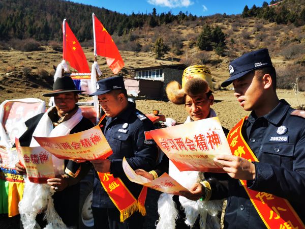 金东边境派出所民警向辖区群众宣讲（徐华升）选 (2).jpg