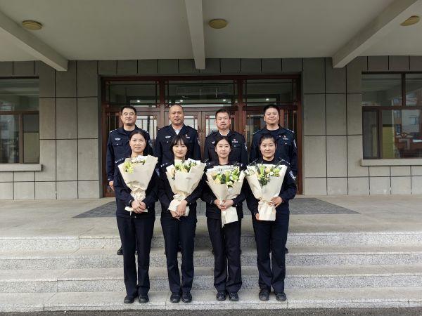 向警花们赠送花束.jpg 向警花们赠送花束.jpg