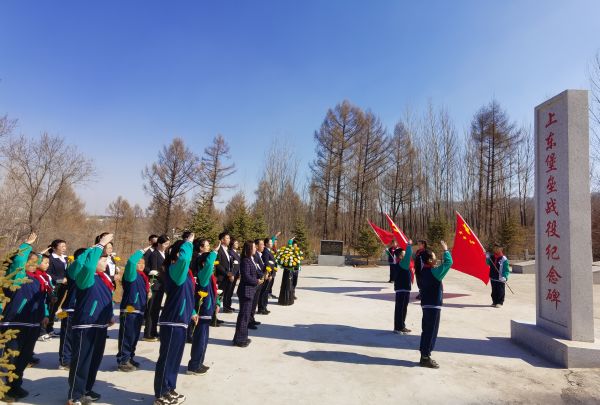 检察官与师生代表共同祭奠革命英烈（于博山）.jpg