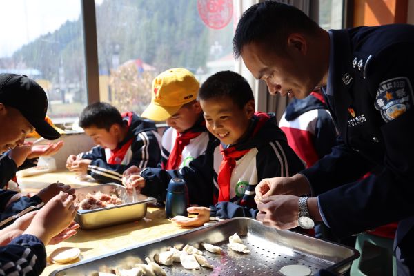 图为亚东边检站民警与驻地小学生其乐融融包饺子_调整大小.jpg