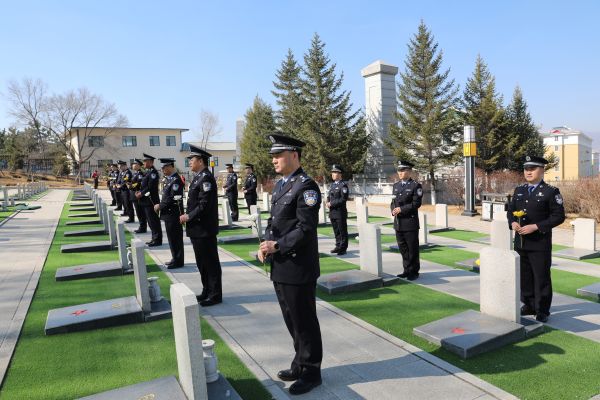 古城里出入境边防检查站开展“缅怀英烈”清明祭扫活动 (2).jpg