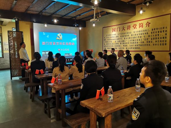 图为活动代表认真聆听历史讲解.jpg 图为活动代表认真聆听历史讲解.jpg