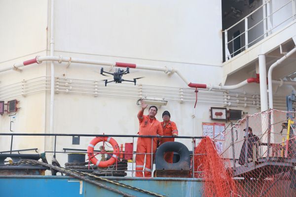 10船员向警用无人机招手.jpg
