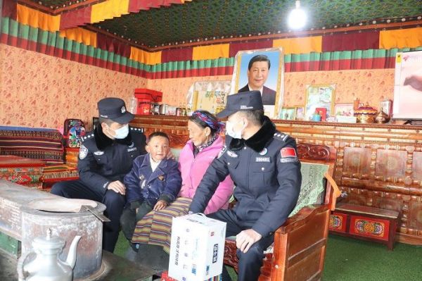 学雷锋 见行动 让雷锋精神在雪域高原绽放光芒 (2).jpg