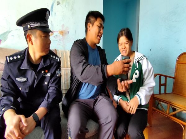 女子与家中弟弟妹妹视频通话_副本.jpg