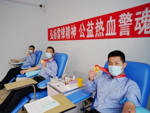 弘扬雷锋精神 公益热血警魂.jpg