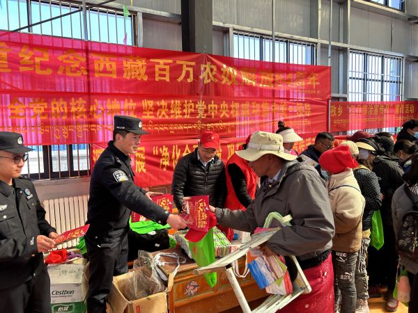 阿里边境管理支队开展庆祝西藏百万农奴解放64周年纪念日系列活动 (2).jpg