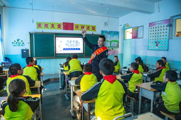 图二：3月24日，图为民警通过展示仿真毒品模型向学生们宣讲如何辨识毒品。.jpg