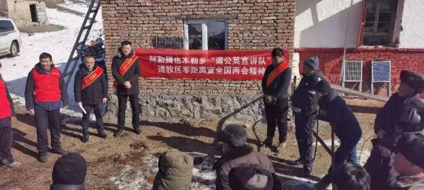 马背宣传小分队让全国“两会”精神飞入深山牧民家 (2).jpg