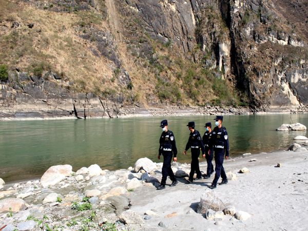 洛本卓边境派出所“河长段长+警长”织密河道安全网 (2).jpg 洛本卓边境派出所“河长段长+警长”织密河道安全网 (2).jpg