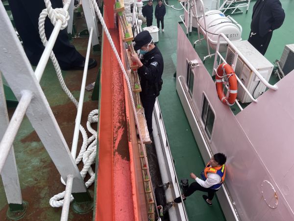 宁波边检站象山边检机关民警在锚地爬软梯登轮2.jpg