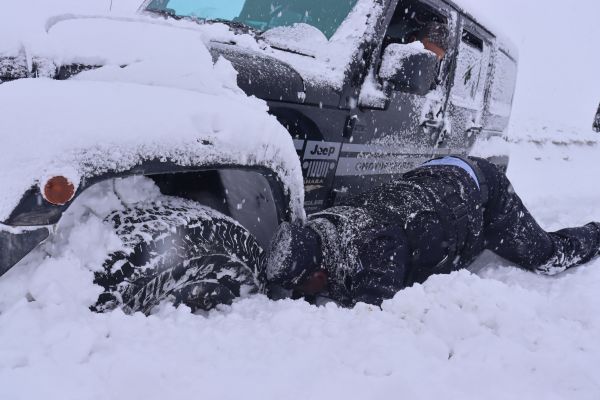 帕里边境派出所民辅警在雪中清理通道（摄 尼玛卓嘎）.jpg