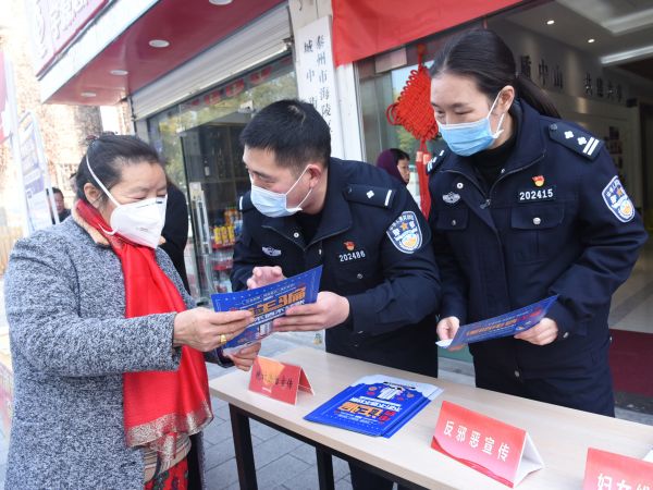 学习雷锋在行动，志愿服务进社区 (2).jpg