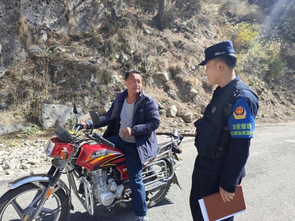 图为民警在村里开展道路安全教育.jpg