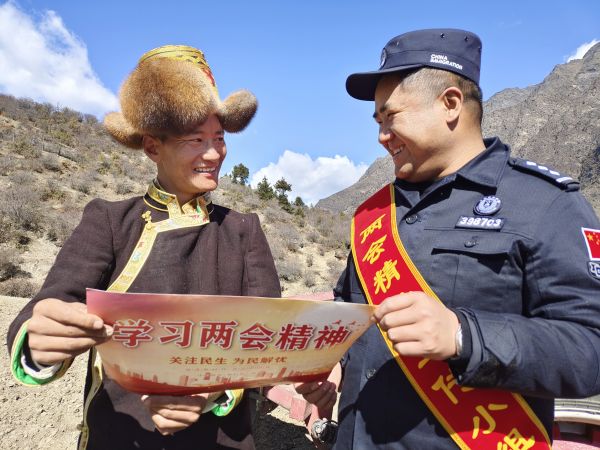 金东边境派出所民警向辖区群众宣讲两会精神（杨子 摄）.jpg
