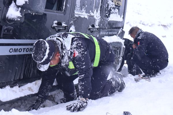 帕里边境派出所所长雪中清理车道（摄 尼玛卓嘎）.jpg