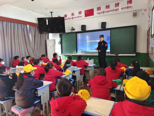 站好“护学岗” 守护“平安路” (3).jpg