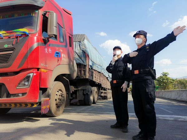 该站移民管理警察引导货车入境.jpg