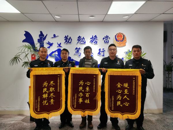 林芝竹瓦根边境派出所帮助牧民追回2万余元未成年网络消费款 (2).jpg