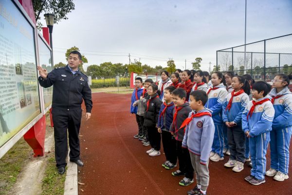 图3为：民警介绍移民管理警察主要职能以及担负的任务。.jpg