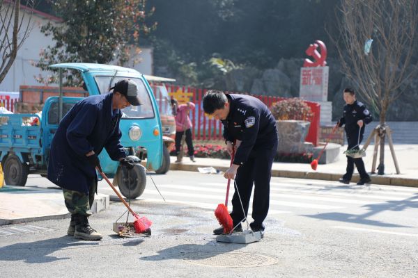 马关出入境边防检查站执勤队开展“学雷锋 树新风”志愿服务主题活动 (2).jpg