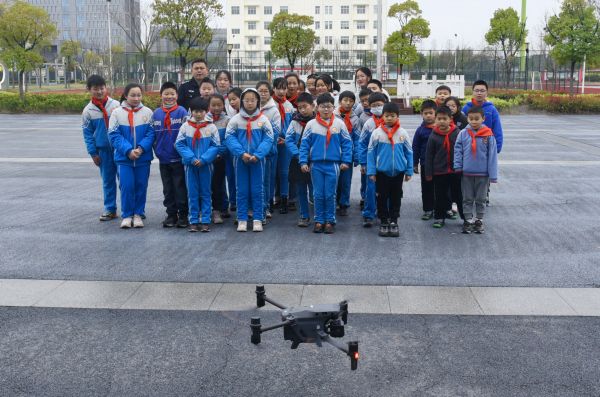 图2为：民警为师生们演示警用装备。.jpg