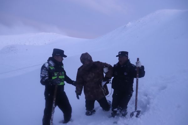 帕里边境派出所民辅警成功救援被困群众（摄 宋健）.jpg