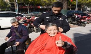 学习雷锋在行动 志愿服务进社区