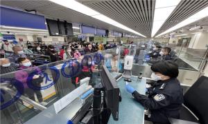 超310万人次出入境 单日客流破15万